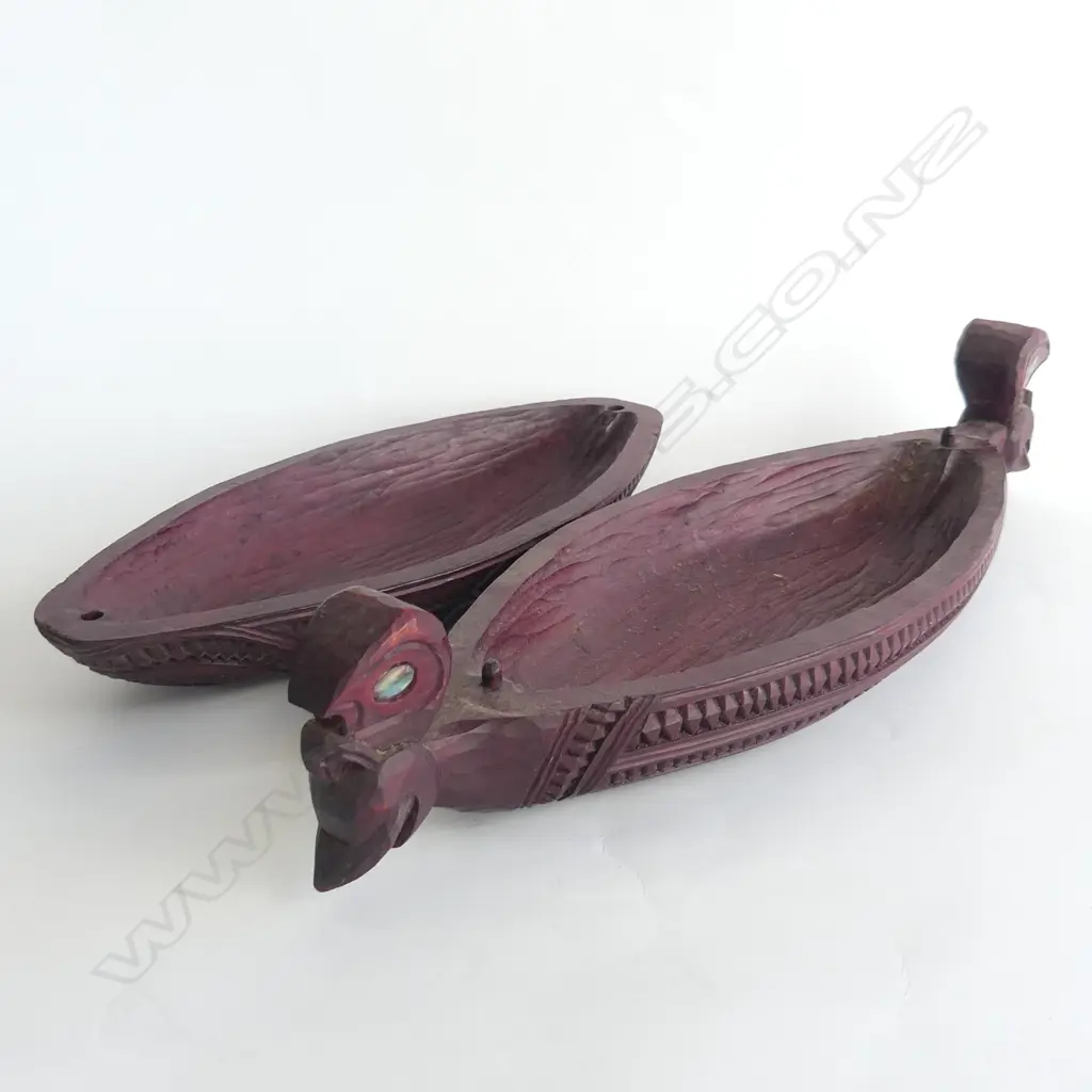 A c.1980s Māori carved lidded waka huia, Image 1++
